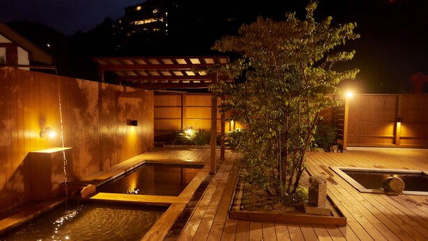 A wooden deck with two hot tubs and a small tree. - Amagase Onsen Seitenkaku (Hita)