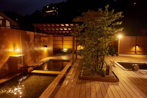 A wooden deck with two hot tubs and a small tree. - Amagase Onsen Seitenkaku (Hita)