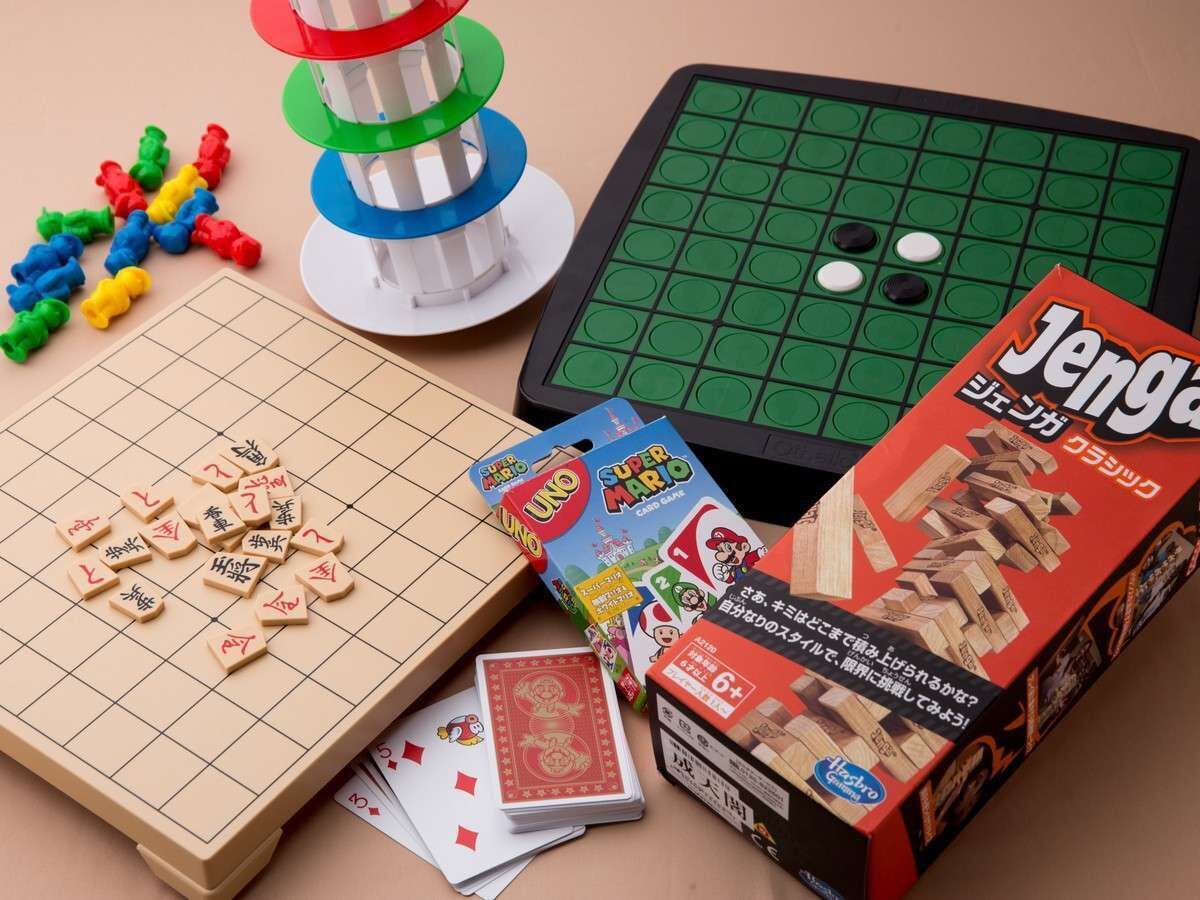 Un jeu de société comprenant un plateau de jeu de Go, des pièces et des cartes.