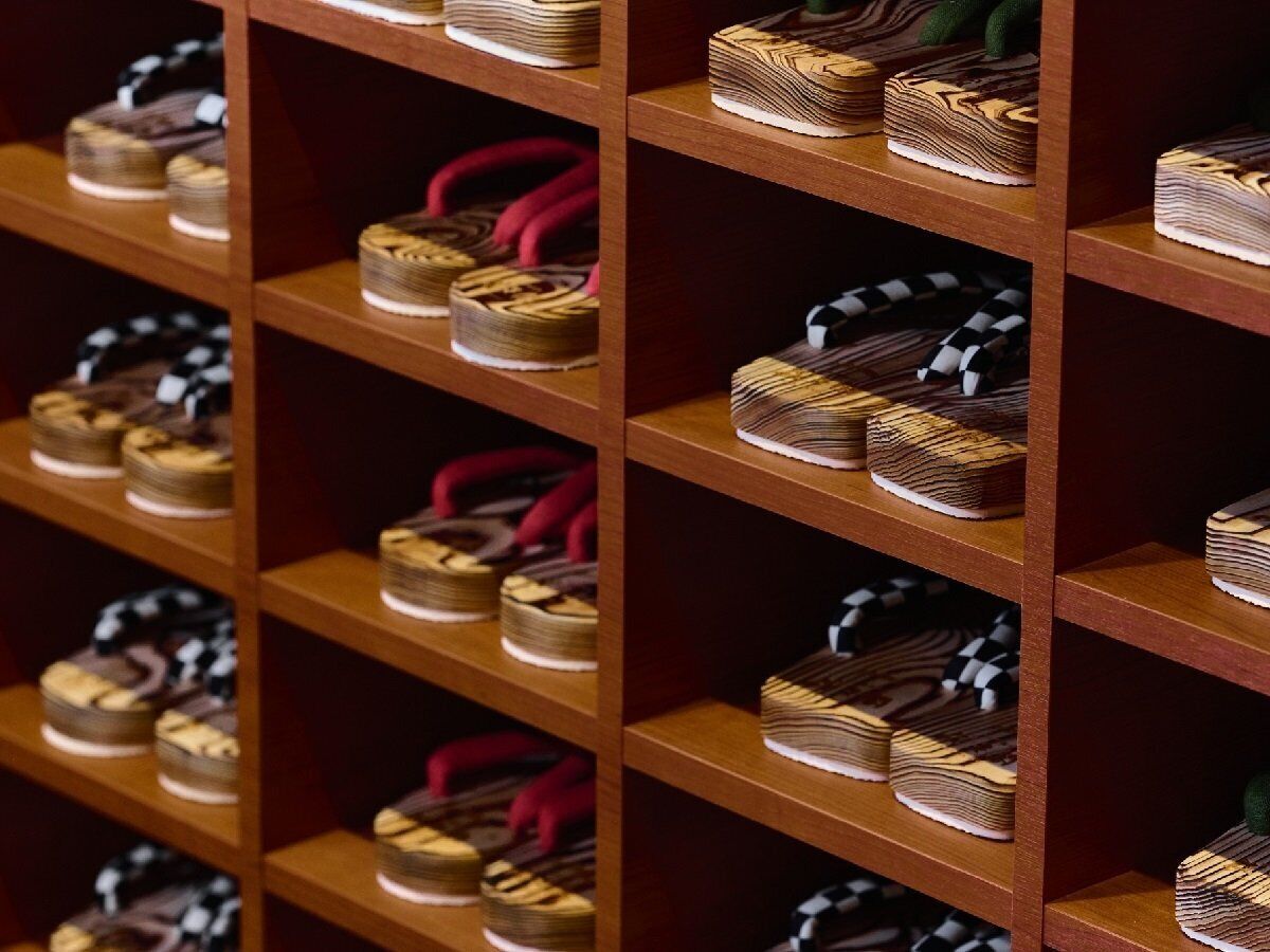 Une étagère en bois servant à exposer différentes paires de chaussures.