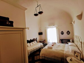 Desk, blackout drapes, soundproofing, cribs/infant beds - Fera O' Luni (Catania)