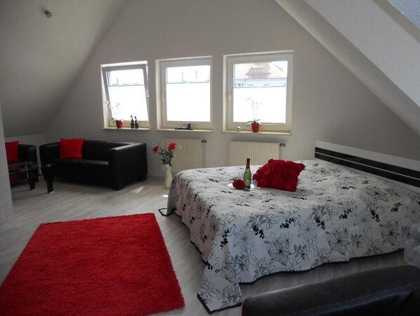 ملاءات للفراش لا تسبب الحساسية ومكتب وأسرّة قابلة للطي وواي فاي مجانًا