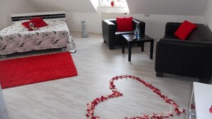 Family Room | Hypo-allergenic bedding available, desk, rollaway beds (surcharge) - Hotel Rosenkranz (Markranstaedt)