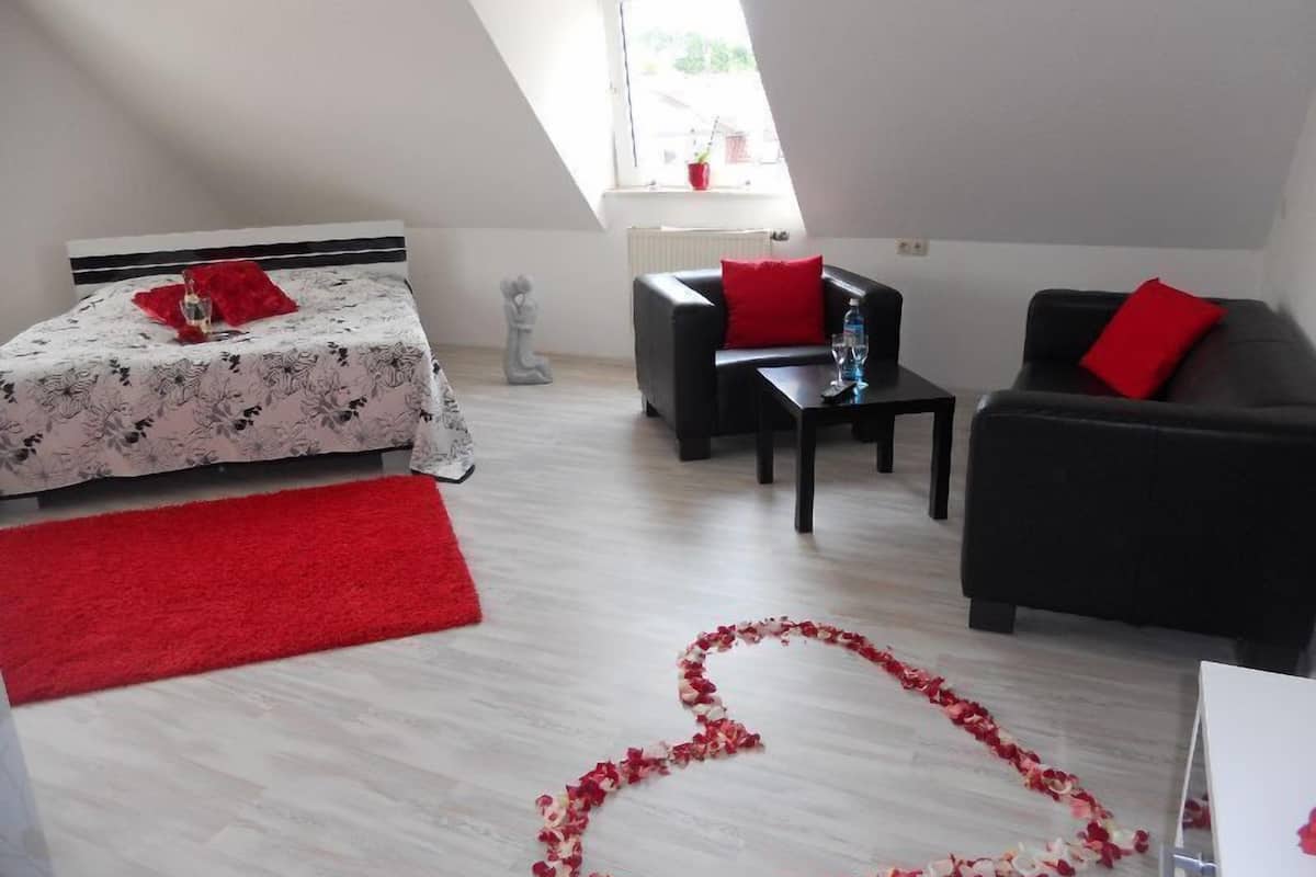 Family Room | Hypo-allergenic bedding, desk, rollaway beds, free WiFi