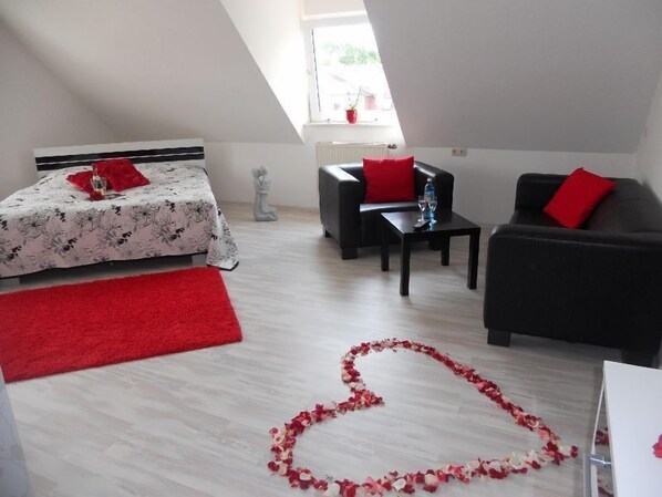 Family Room | Hypo-allergenic bedding, desk, rollaway beds, free WiFi