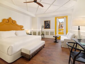 Minibar, safe på rommet, skrivebord og lydisolert