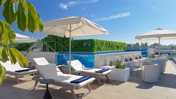 Una piscina al aire libre (de 11:00 a 20:00), sombrillas, tumbonas