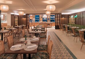Tägliches Frühstücksbuffet (22 EUR pro Person)