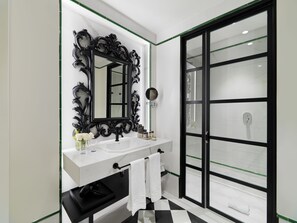 Eco-friendly toiletries, hair dryer, bathrobes, slippers - H10 Casa de la Plata (Seville)