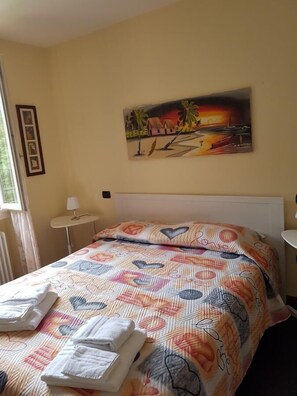 Triple Room, Garden View (Max) | Individually furnished, free WiFi, bed sheets - Casa nel bosco (Reggio nell'Emilia)