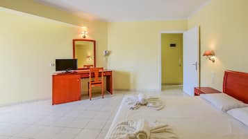 Apartamento, vista para a piscina | Cofres nos quartos, cortinas blackout, ferros/tábuas de passar roupa