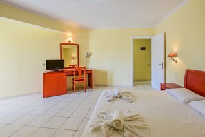 公寓, 泳池景观 | 客房内保险箱、遮光窗帘、熨斗/熨板、免费婴儿床