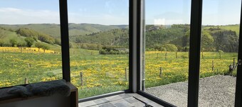 "Eifelsteig"で、国立公園内の遠景とモダンな休日の家新しい建物