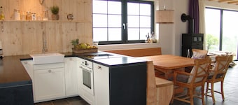 Modern House-nieuw gebouw met een verre uitzicht in het Nationaal Park, de "Eifelsteig"