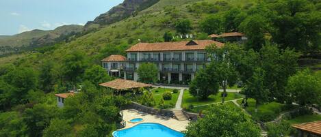 Vista frontal de la propiedad