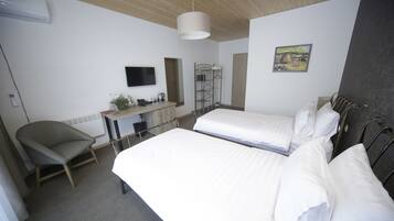 Deluxe-Doppel- oder -Zweibettzimmer | Schallisolierte Zimmer, kostenloses WLAN, Bettwäsche, Rollstuhlgeeignet