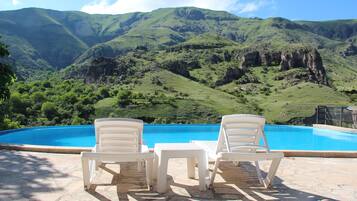 2 piscines a l'aire lliure