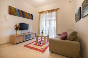 Comfort Apartment, 2 Queen Beds | Living area