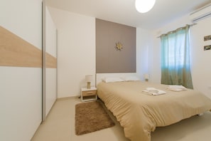 2 Schlafzimmer, individuell eingerichtet, Verdunkelungsvorhänge