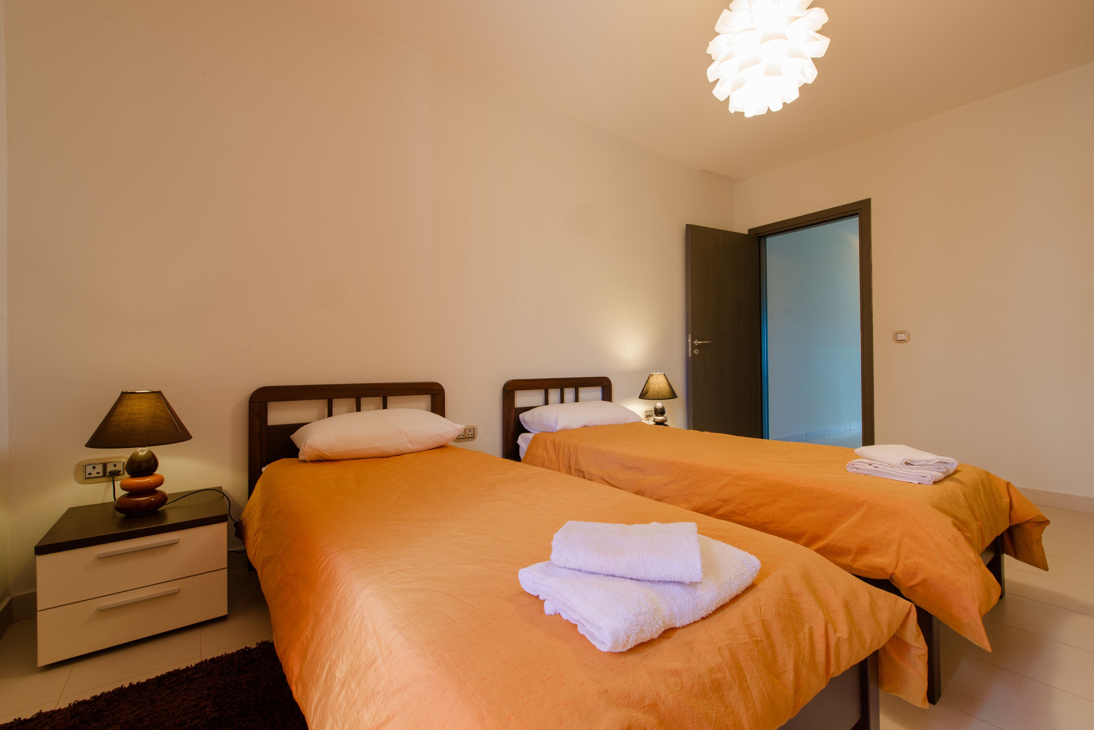 Luxury-Apartment, 2 Schlafzimmer | 2 Schlafzimmer, individuell eingerichtet, Verdunkelungsvorhänge