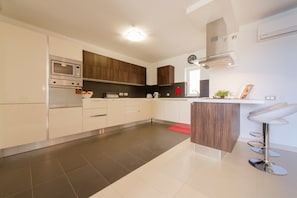 Luxury Apartment, 2 Bedrooms | Private kitchen