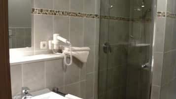 Kostenlose Toilettenartikel, Haartrockner, Handtücher