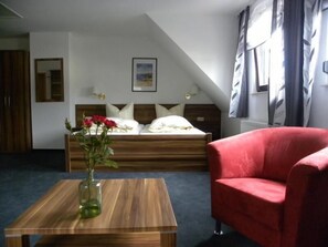 Een bureau, een strijkplank/strijkijzer, gratis wifi, beddengoed
