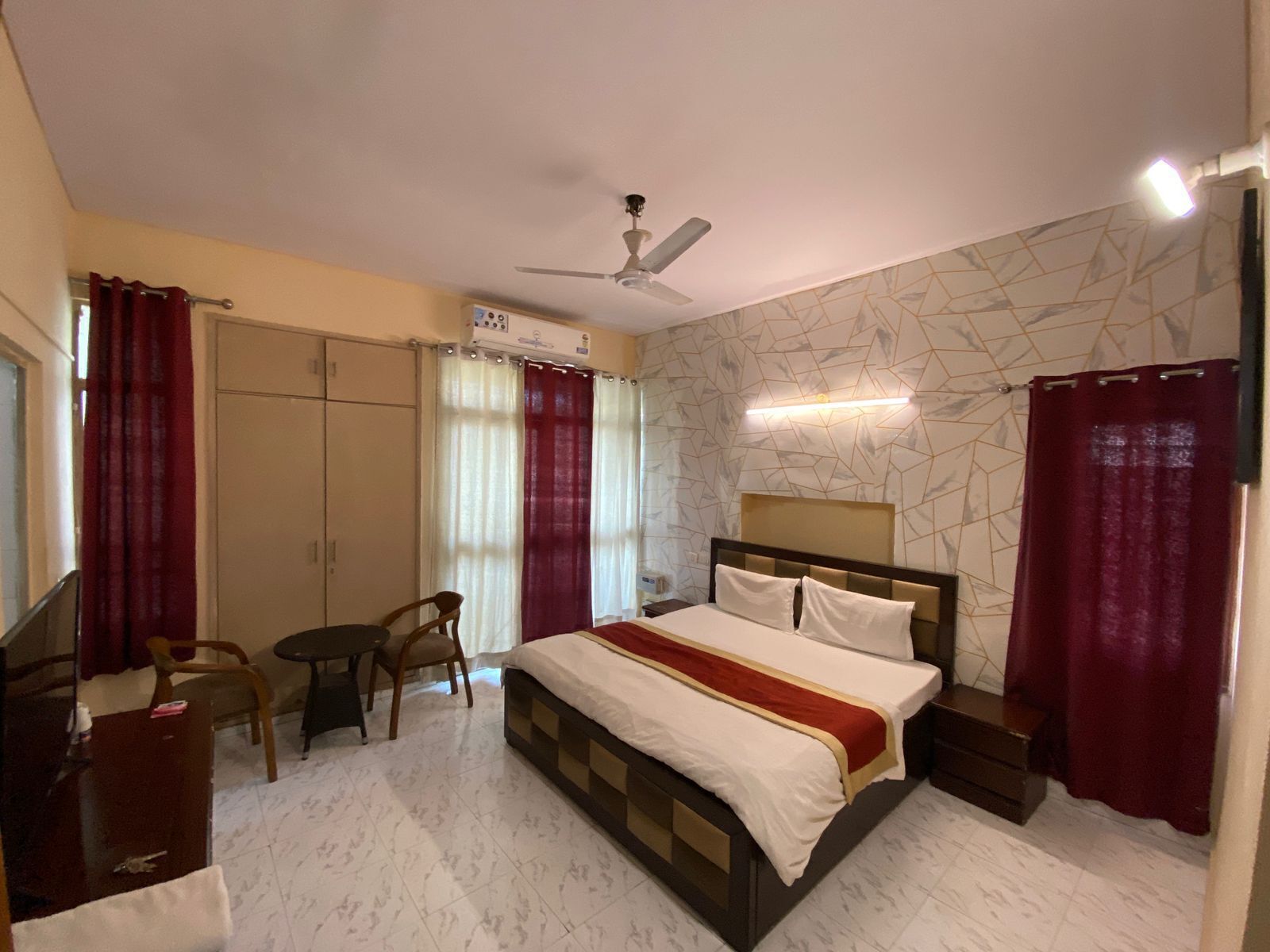 Deluxe dubbelrum eller tvåbäddsrum - 1 sovrum - rökare | Bäddmadrasser, skrivbord, arbetsyta för laptop och ljudisolering