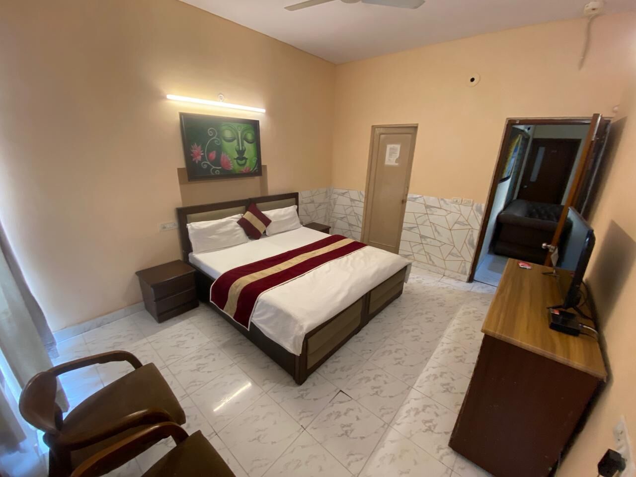 Standard tvåbäddsrum | Bäddmadrasser, skrivbord, arbetsyta för laptop och ljudisolering