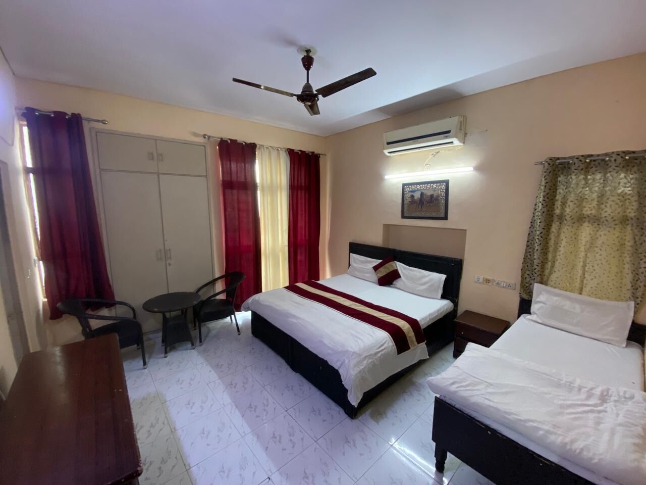 Bäddmadrasser, skrivbord, arbetsyta för laptop och ljudisolering