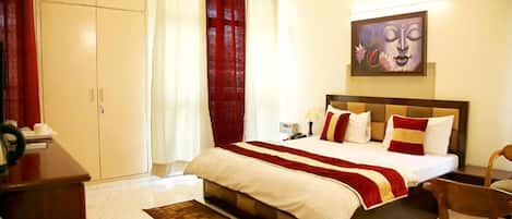 Habitación Deluxe con 1 cama matrimonial o 2 individuales, 1 habitación, para fumadores | Camas con pillow-top, escritorio y espacio para trabajar con laptop