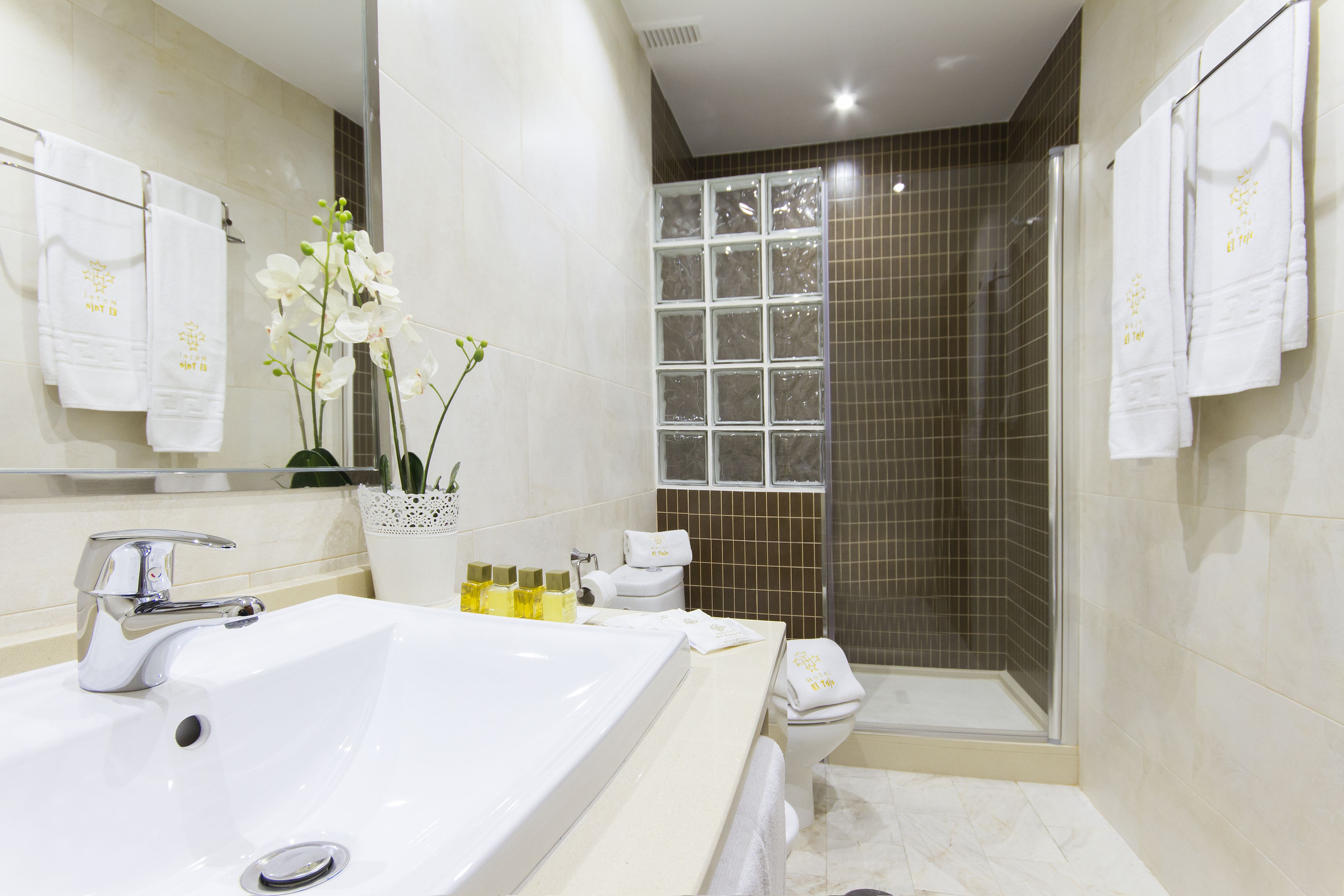 Un baño moderno con una bañera grande, una ducha y un inodoro.
