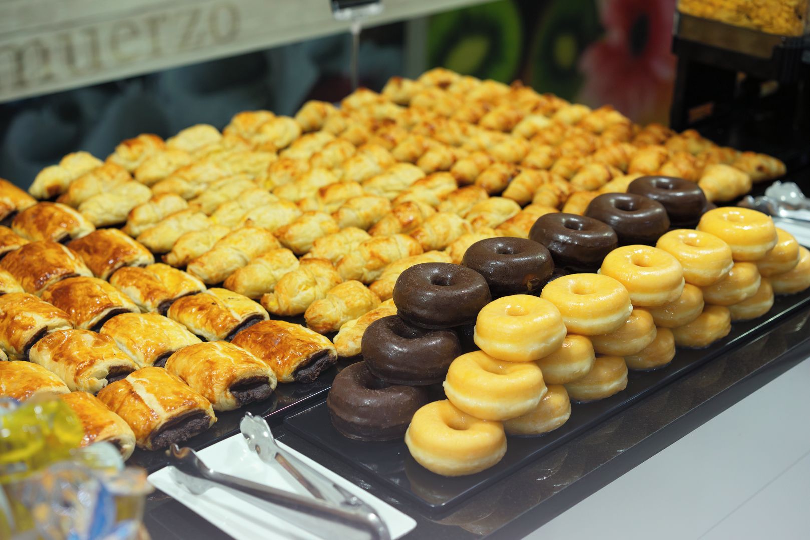 Eine Auswahl an Gebäck, darunter Croissants und Donuts.