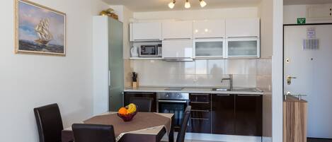 Apartamento, vista para o mar | Opções para refeição no quarto