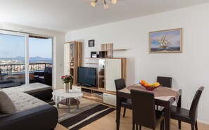 Apartamento, vista para o mar | Sala de estar | TV de tela plana