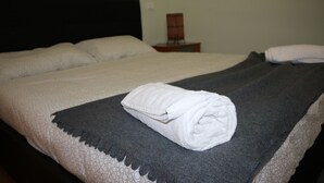 Basic Double Room, Shared Bathroom | Free WiFi, bed sheets - R.T House's (Rome)