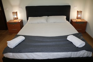 Basic Double Room, Shared Bathroom | Free WiFi, bed sheets - R.T House's (Rome)