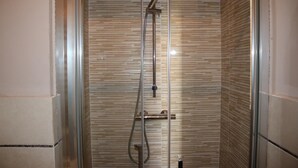 Shower, towels - R.T House's (Rome)