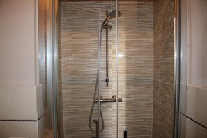 Douche, serviettes fournies