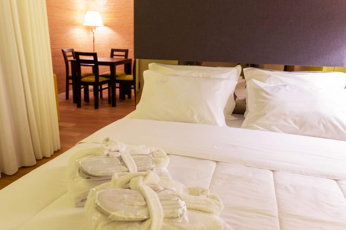 Suite | Een minibar, een kluis op de kamer, individueel gedecoreerd