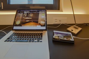 Caja fuerte, cortinas opacas, sistema de insonorización