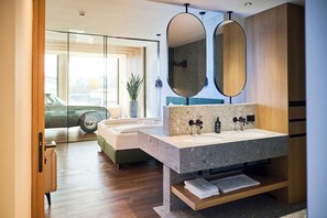 Premium Room, 1 King Bed, Non Smoking | Bathroom | Hair dryer, towels, soap, shampoo - Hotel von Rotz (Wil)