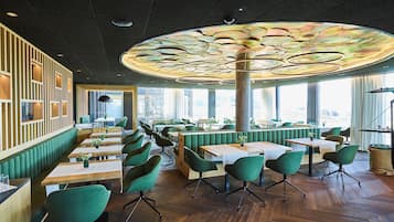 بوفيه فطور مجانًا يوميًا