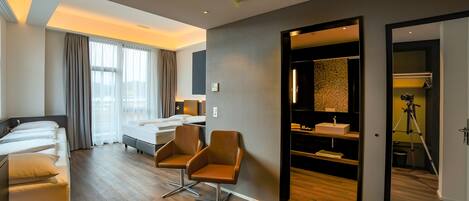 Appartement Deluxe, vue ville | Coffres-forts dans les chambres, rideaux occultants