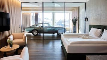 Premium Room, 1 King Bed | In-room safe, blackout drapes, soundproofing, iron/ironing board