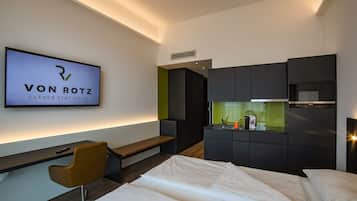 خزنة داخل الغرفة وستائر تعتيم وتجهيزات عازلة للصوت ومكواة/لوح كي