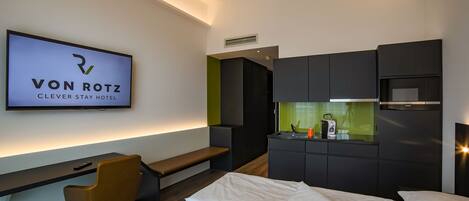 Habitación estándar con 1 cama matrimonial o 2 individuales, 1 cama King size, para no fumadores | Caja de seguridad en la habitación, cortinas blackout y insonorización