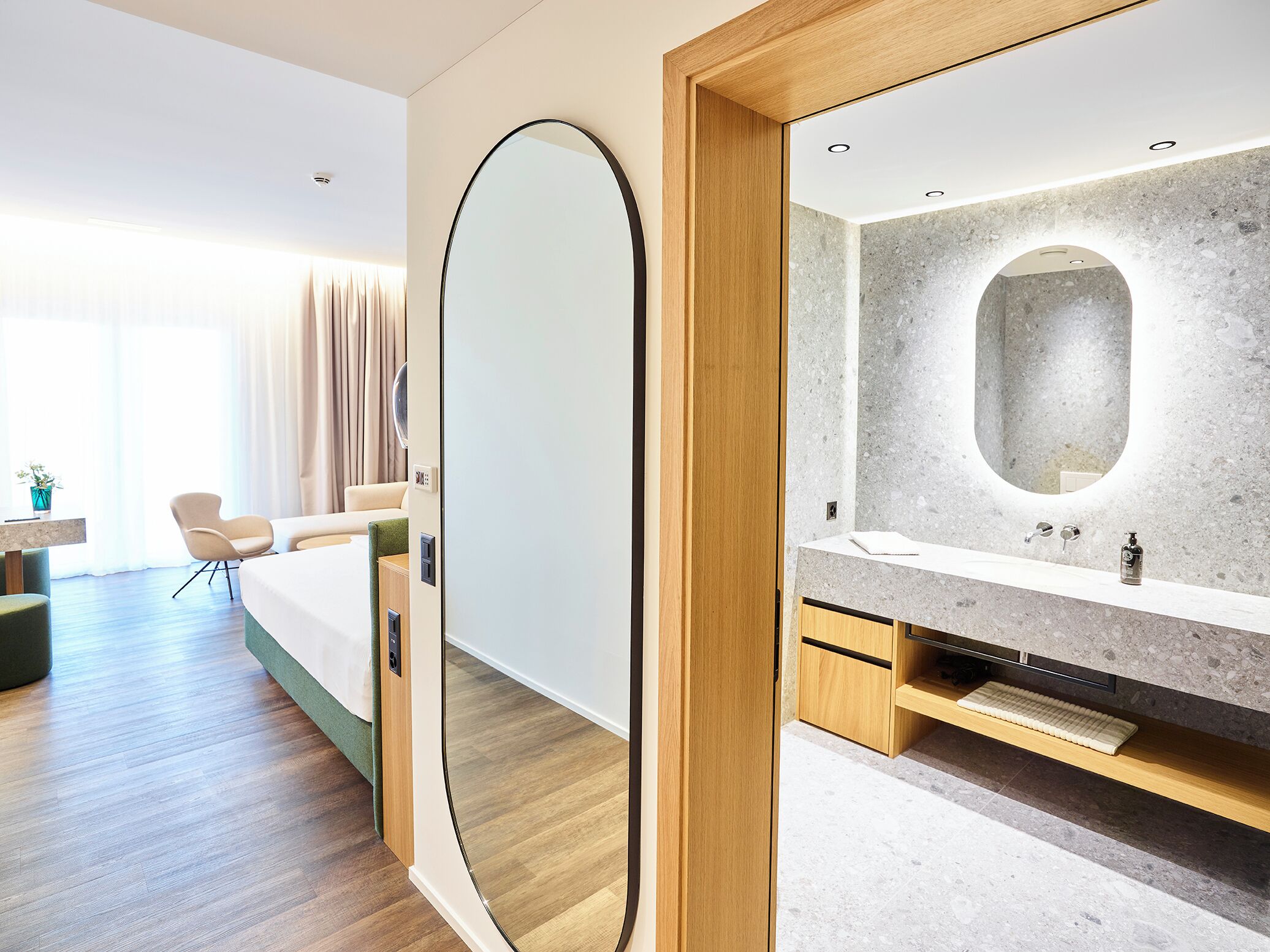 Habitación junior doble, 1 cama de matrimonio grande con sofá cama | Caja fuerte, cortinas opacas, sistema de insonorización