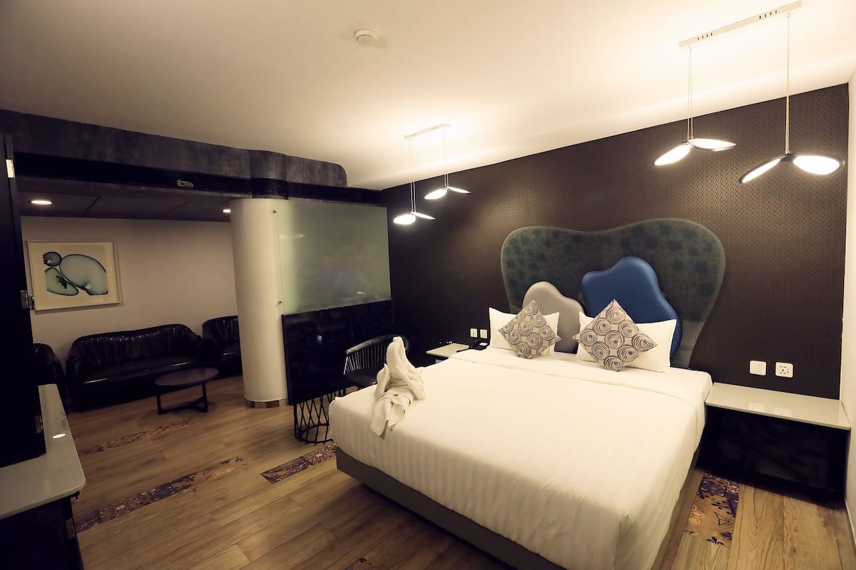 Suite with Jacuzzi | Premium bedding, in-room safe, desk, iron/ironing board