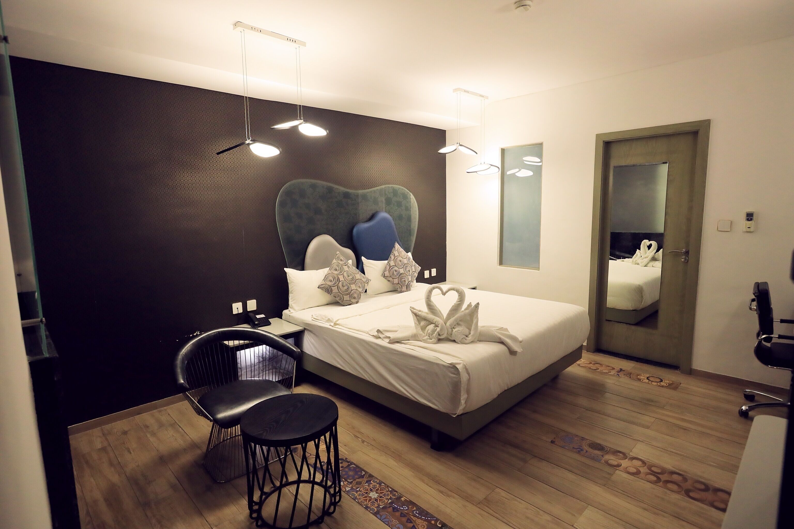 Habitación de hotel moderna con una cama grande, un escritorio y una silla.